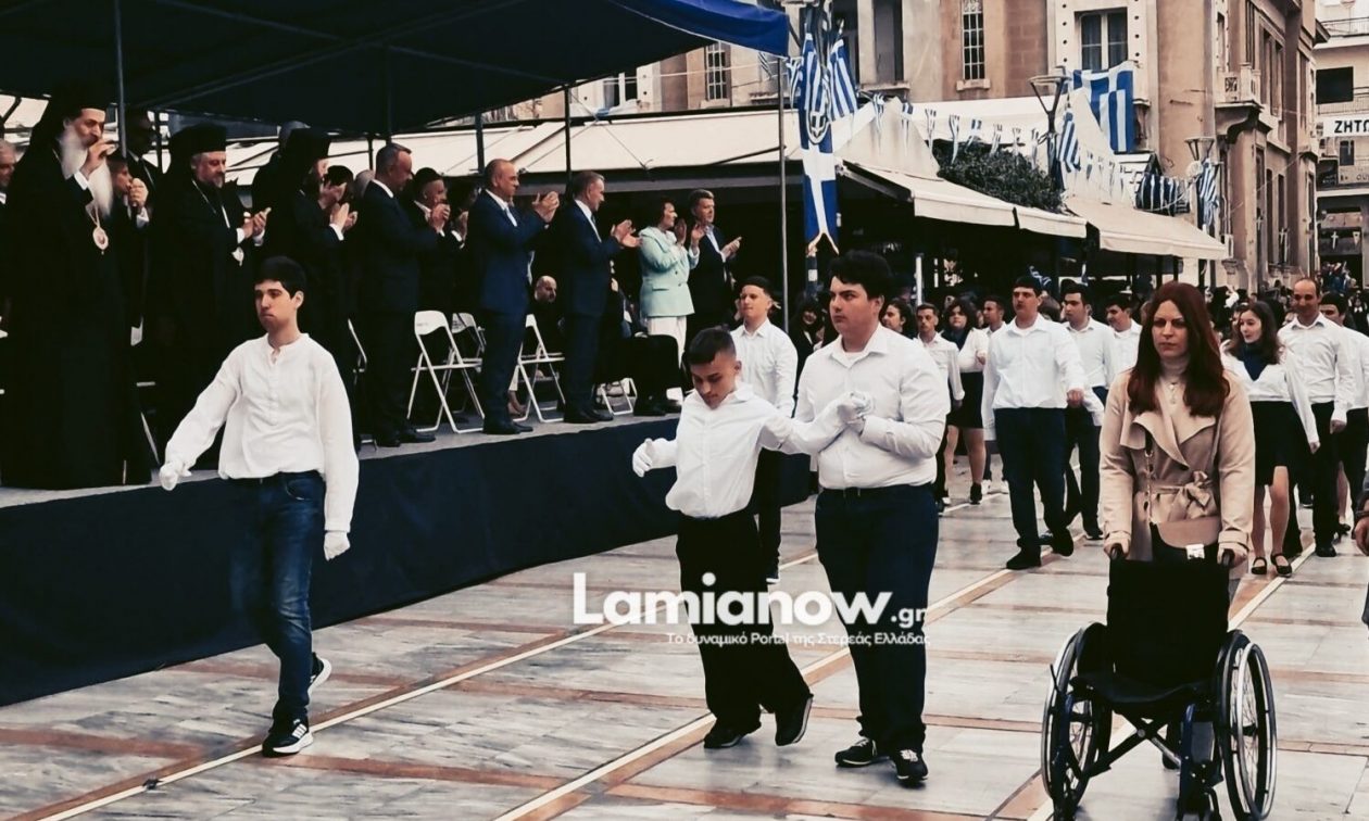 25η Μαρτίου: Συγκινητική στιγμή – Μαθητής σηκώθηκε από το αμαξίδιο και παρήλασε στη Λαμία