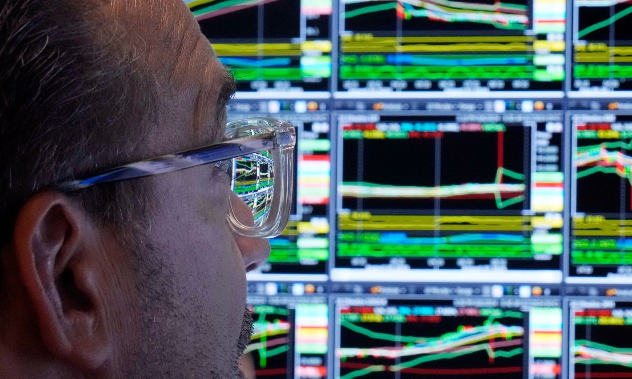 Στάση αναμονής και μικρά κέρδη στη Wall Street