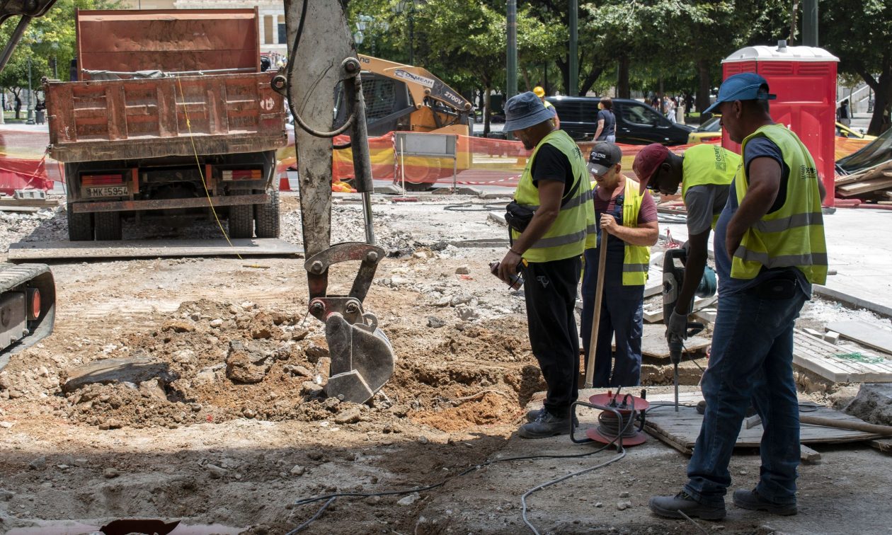 Επίδομα σε χιλιάδες δημοτικούς υπαλλήλους – Τι θα γίνει με τα αναδρομικά