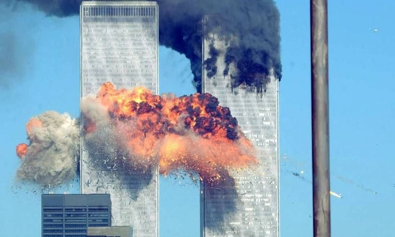 «Πολύ σπάνιο» βίντεο από την 9/11 δείχνει από κοντά το δεύτερο αεροπλάνο να χτυπά τον έναν πύργο