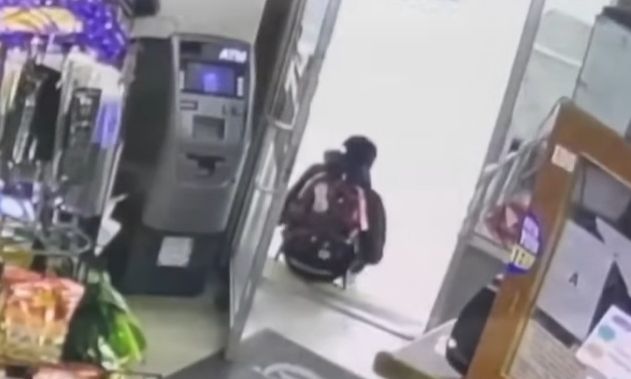 ΗΠΑ: Δραματικό βίντεο από δολοφονία 16χρονου – Πυροβολήθηκε και κατέρρευσε στην είσοδο μίνι μάρκετ