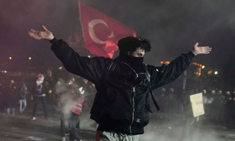 Κι άλλη σύλληψη ξένου δημοσιογράφου στην Τουρκία – Κρατείται ο Σουδός Γιοακίμ Μεντίν