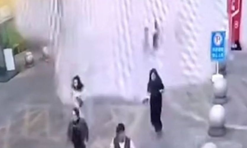 Σεισμός στη Μιανμάρ: Η στιγμή που το νερό πισίνας παρασύρει τον κόσμο – Τρομακτικό βίντεο