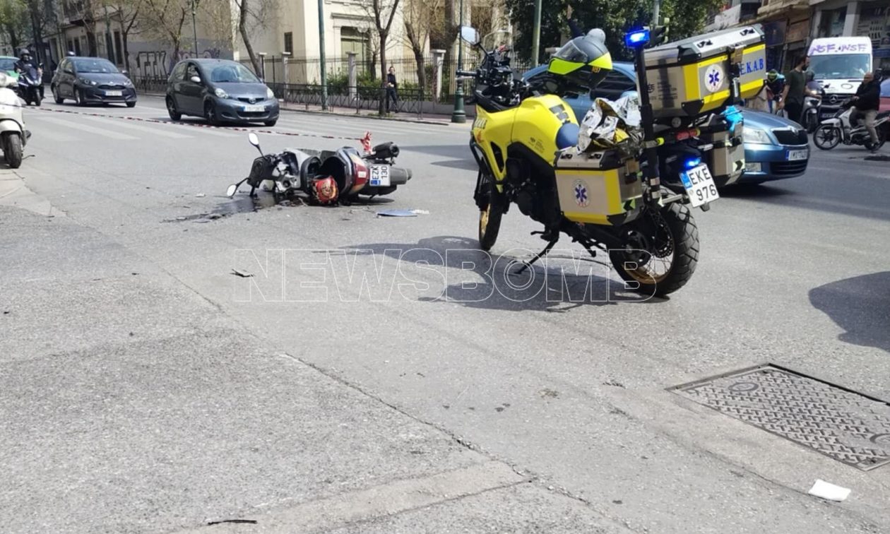 Τροχαίο ατύχημα τώρα στον Πειραιά – Σύγκρουση ΙΧ με μηχανή, τραυματίστηκε ο μοτοσικλετιστής (pics)