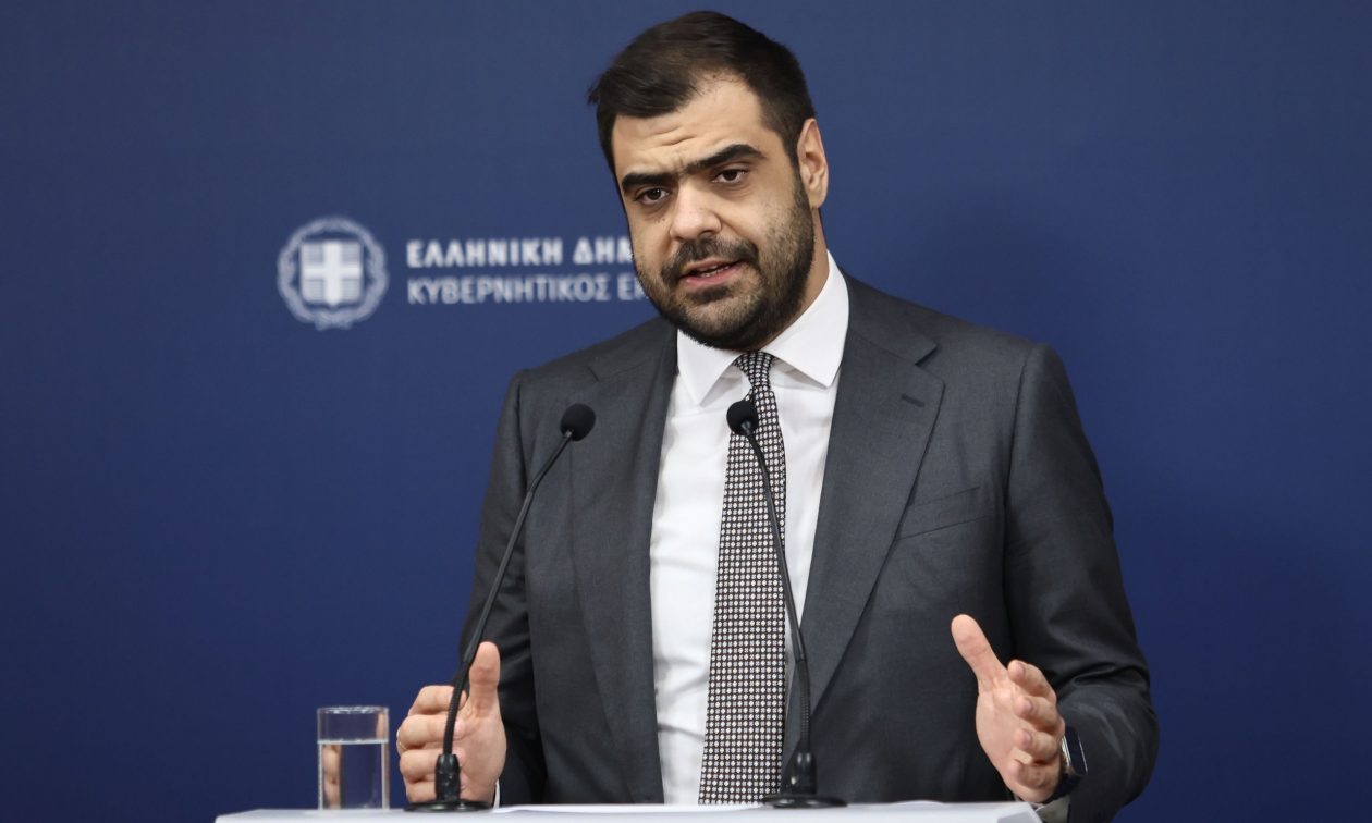 LIVE η ενημέρωση των πολιτικών συντακτών από τον κυβερνητικό εκπρόσωπο, Παύλο Μαρινάκη