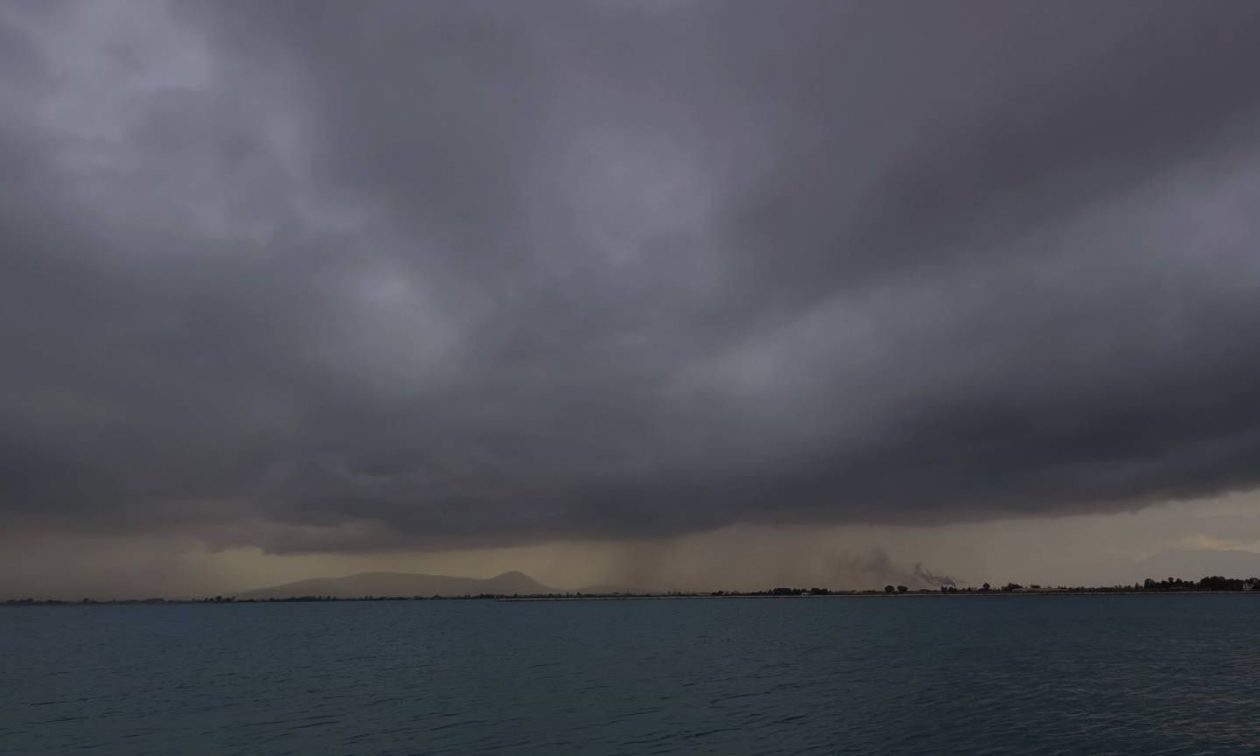 Πάρος: Δεν μπορεί να προσεγγίσει το νησί το ελικόπτερο της ΕΜΑΚ