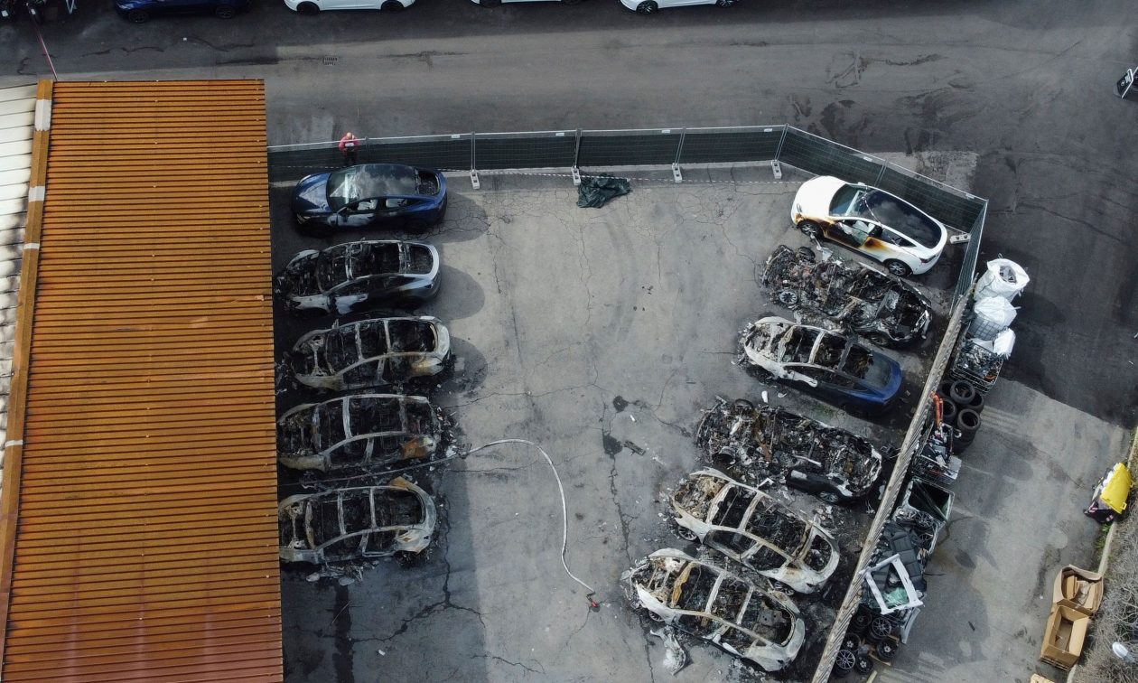 Φωτιά σε αντιπροσωπεία της Tesla στη Ρώμη – Για τρομοκρατική ενέργεια μιλά ο Μασκ