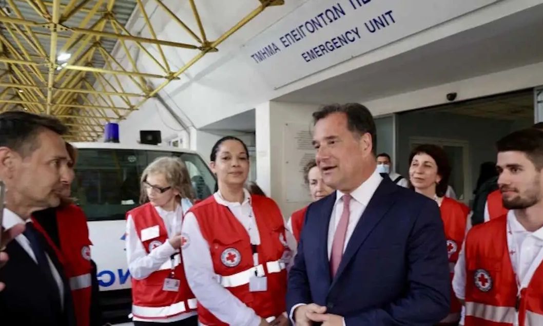 Άδωνις Γεωργιάδης και εθελοντές του Ερυθρού Σταυρού στο πλευρό των ασθενών του «Ευαγγελισμού»