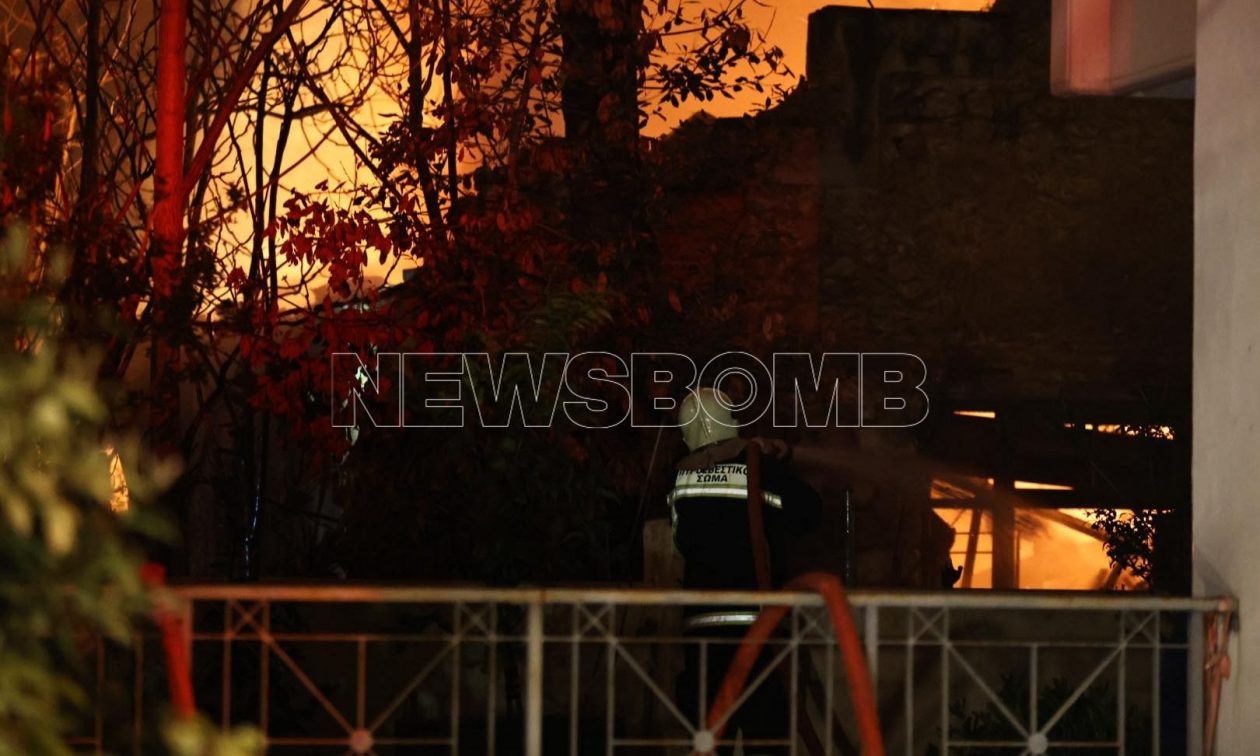 Φωτιά στα Άνω Πατήσια: «Κινδυνάψαμε, βγαίναμε με τις μάνικες», λέει κάτοικος στο Newsbomb
