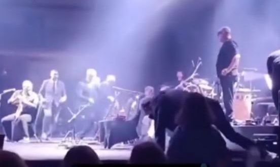 Συγκλονίζει το βίντεο με τη στιγμή της κατάρρευσης γνωστού Τούρκου τραγουδιστή σε συναυλία στη Κύπρο