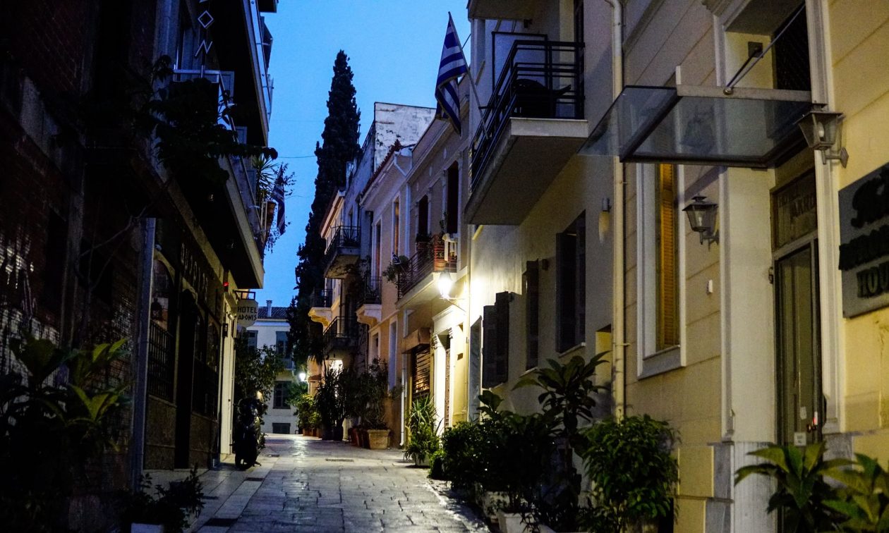 Το ΣτΕ αποφασίζει για τη νομιμότητα των Airbnb στην Πλάκα
