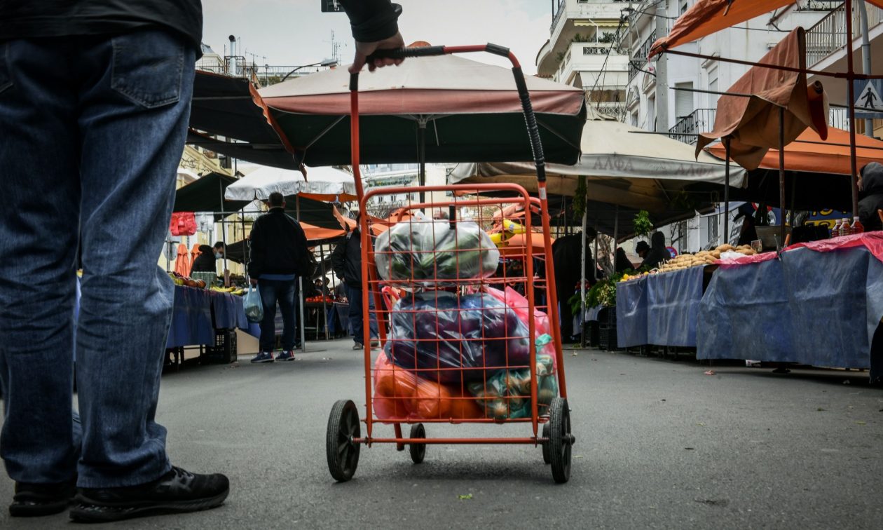 Ατύχημα σε λαϊκή αγορά στη Θεσσαλονίκη – Παιδί 2 ετών τραυματίστηκε με μαχαίρι στο πρόσωπο