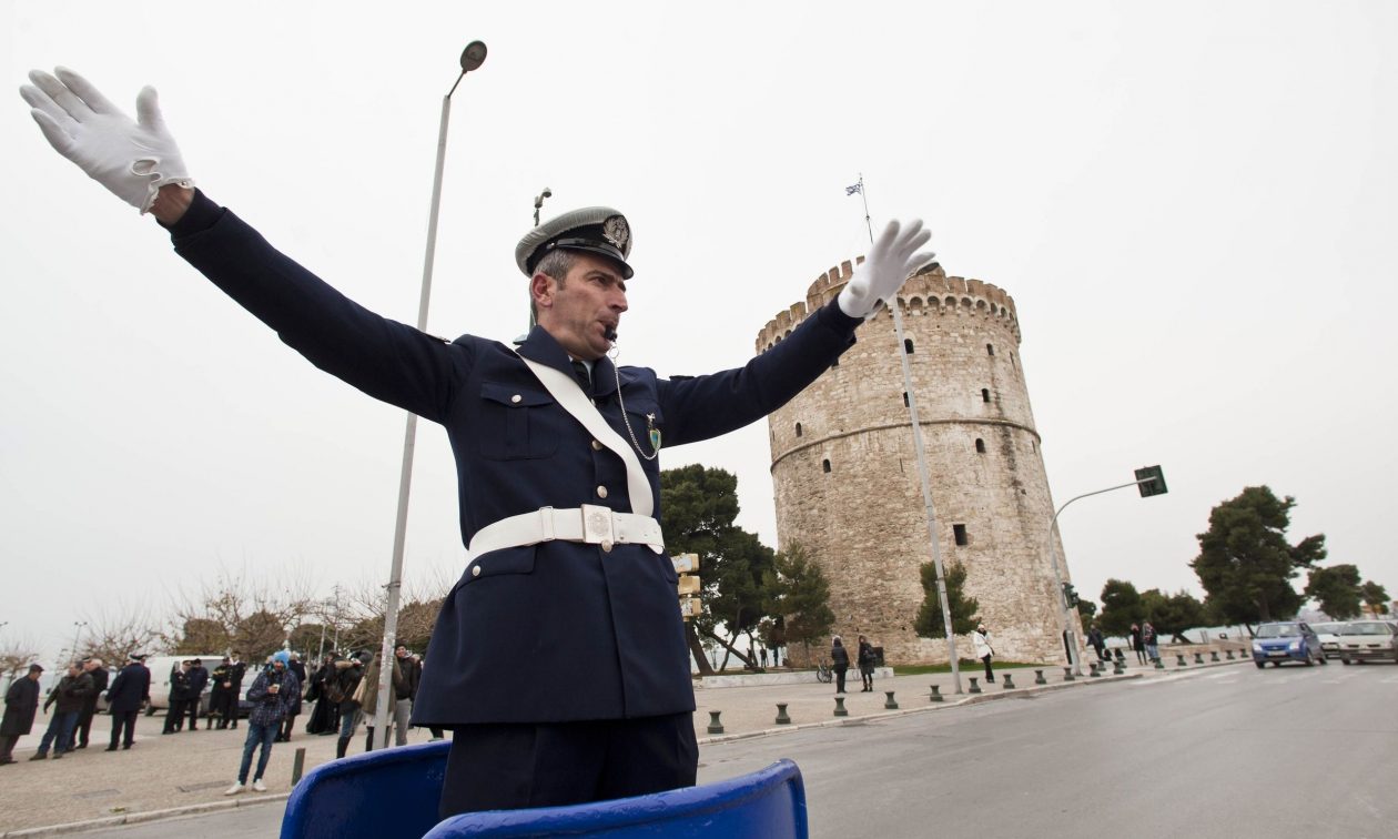 Θεσσαλονίκη: 37χρονη αγνόησε τροχονόμο, τον παρέσυρε με το ΙΧ της και τον τραυμάτισε