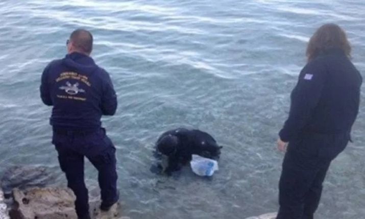 Θρίλερ στην Πάτρα: Κολυμβητής «ψάρεψε» όπλα από τον βυθό της θάλασσας