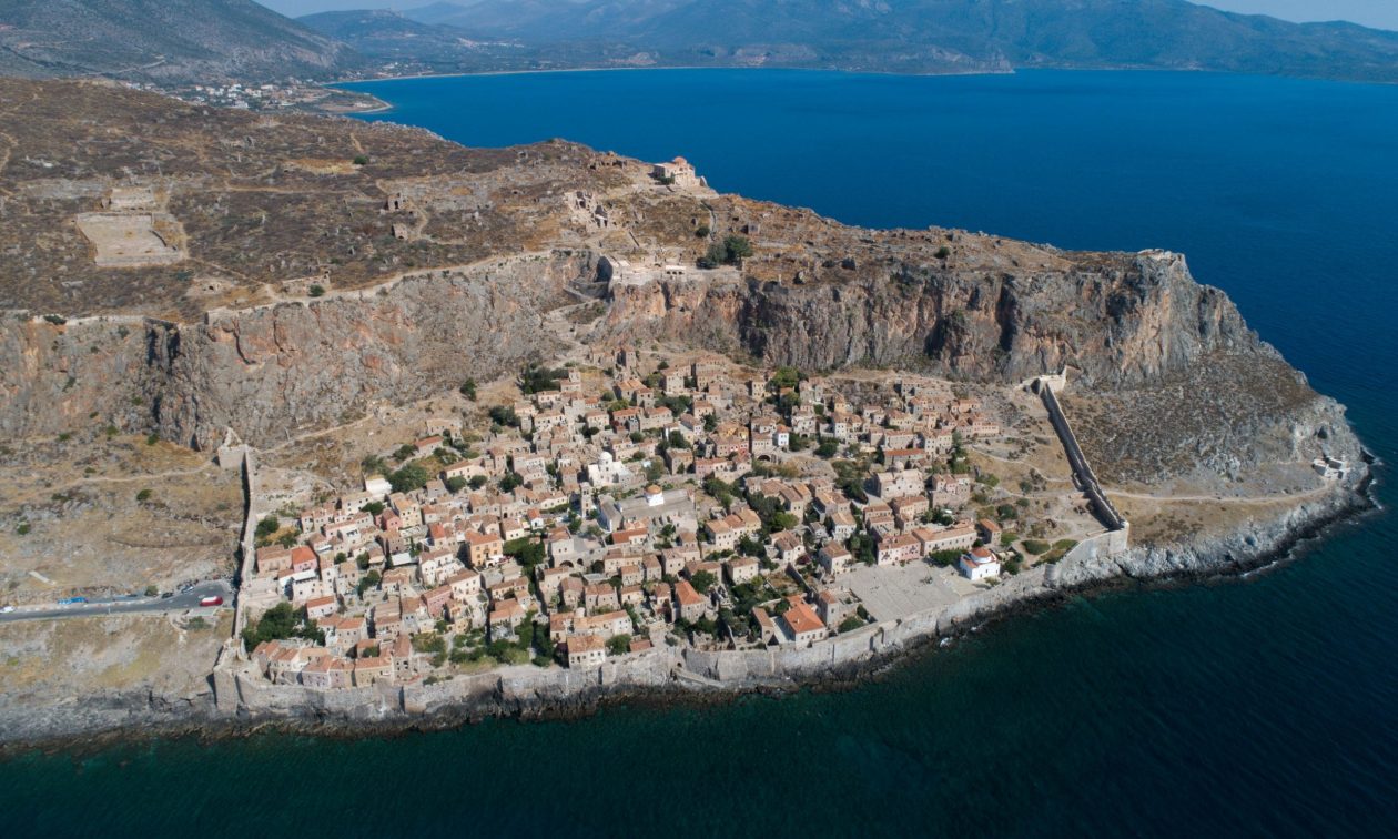 Μονεμβασιά: Δείτε πού σχεδιάζουν να τοποθετήσουν το τελεφερίκ στο Κάστρο