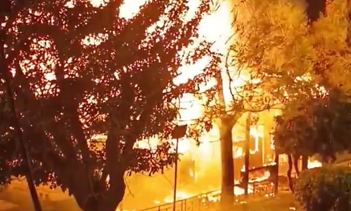 Αθήνα: Στις φλόγες λεωφορείο στα στα Κάτω Πατήσια
