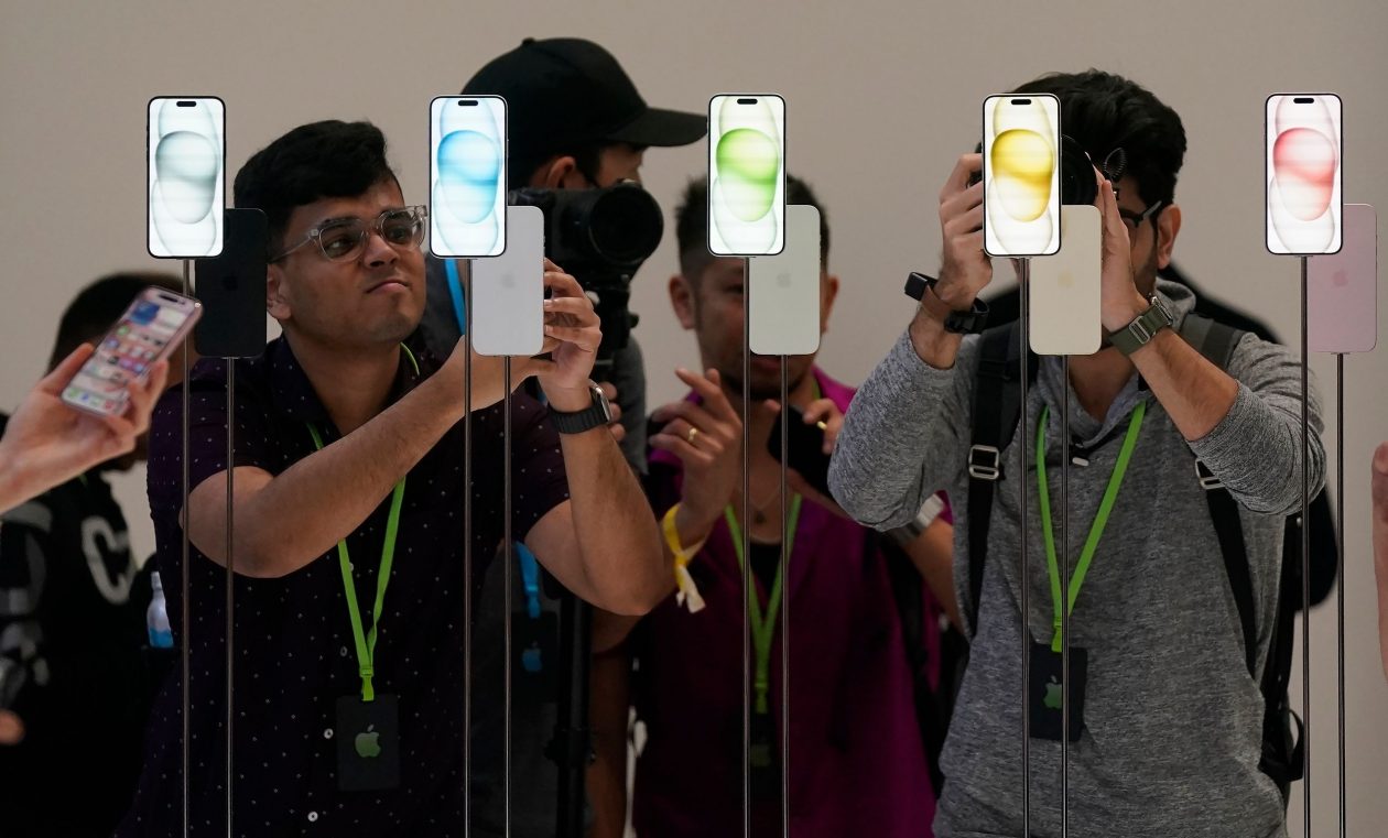 Apple: Mετέφερε αεροπορικώς…. 600 τόνους iPhone από την Ινδία για να παρακάμψει τους δασμούς
