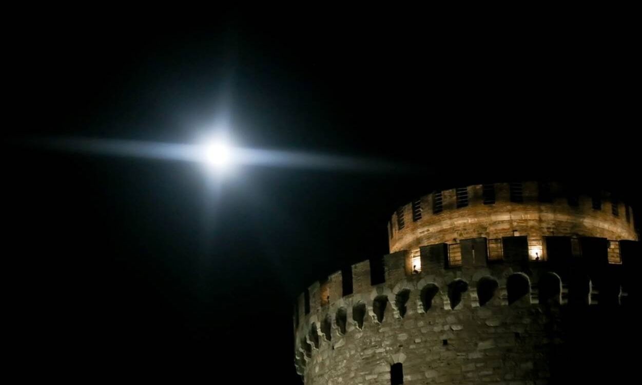 Ροζ Πανσέληνος 2025: Πότε θα δούμε το εντυπωσιακό φεγγάρι – Από πού πήρε το όνομά της