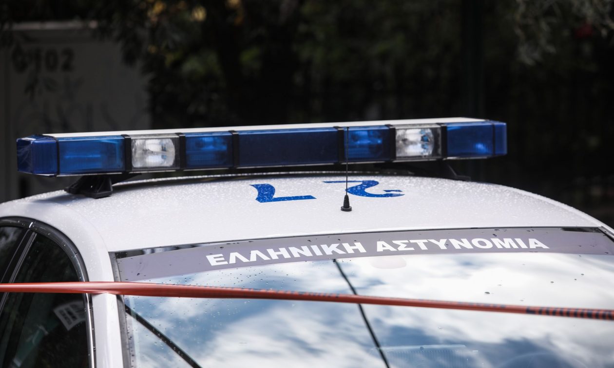 Σοκ στο Αίγιο: Παραδόθηκε άνδρας που φέρεται να σκότωσε τους γονείς του