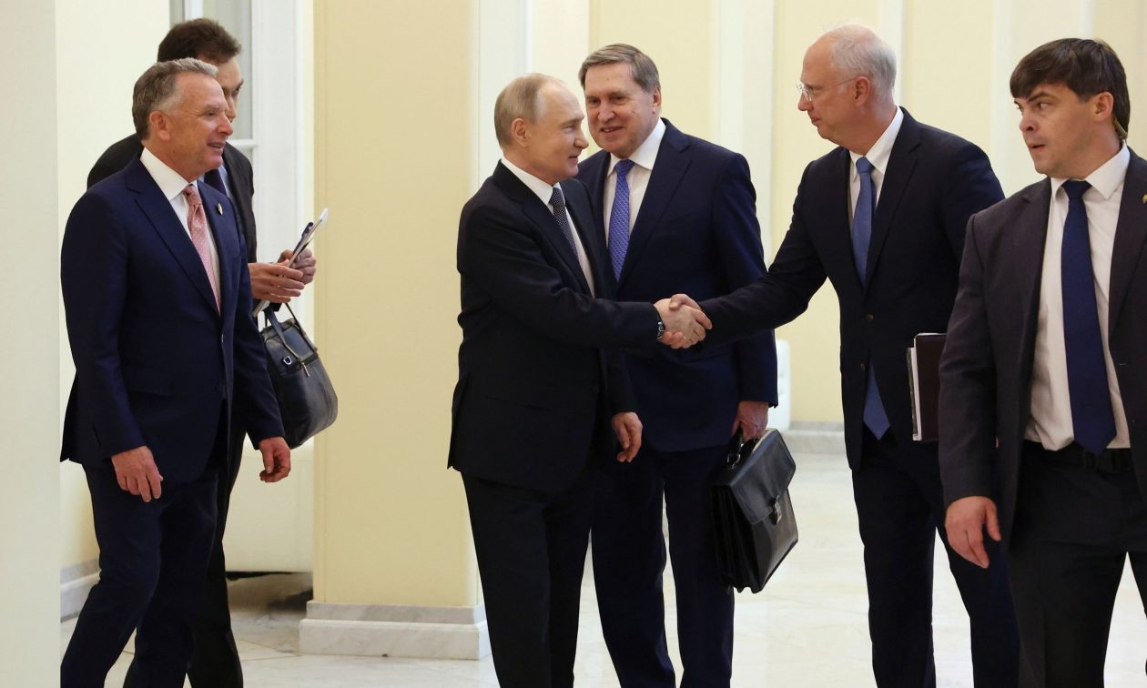 Ρωσία: Ολοκληρώθηκε η συνάντηση του Πούτιν και του απεσταλμένου του Τραμπ έπειτα από 4 ώρες