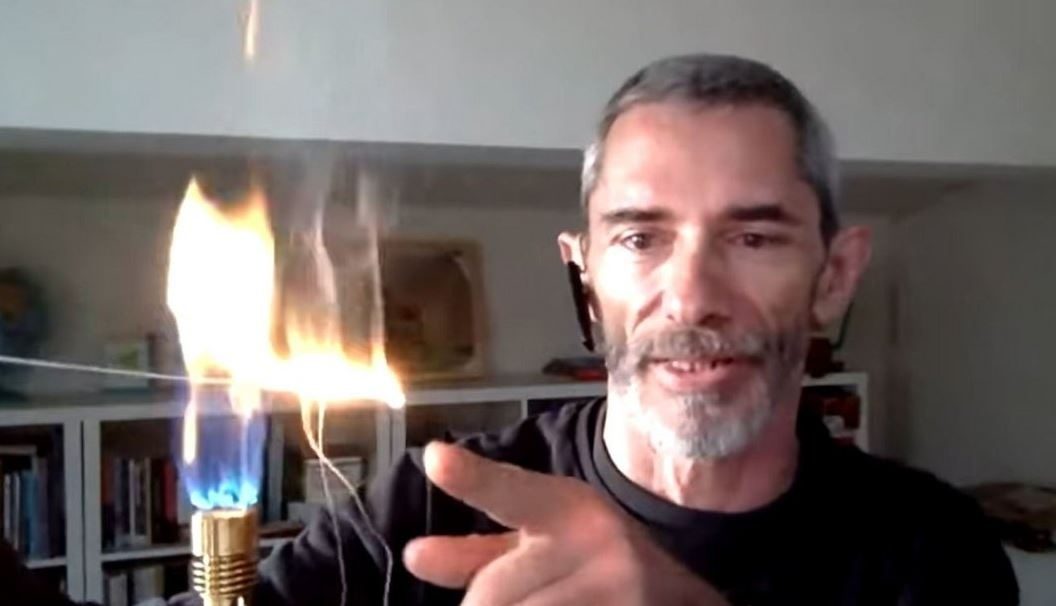 Κώστας Λακαφώσης: Έκαψε on air έλαια σιλικόνης – Το πείραμα που έκανε