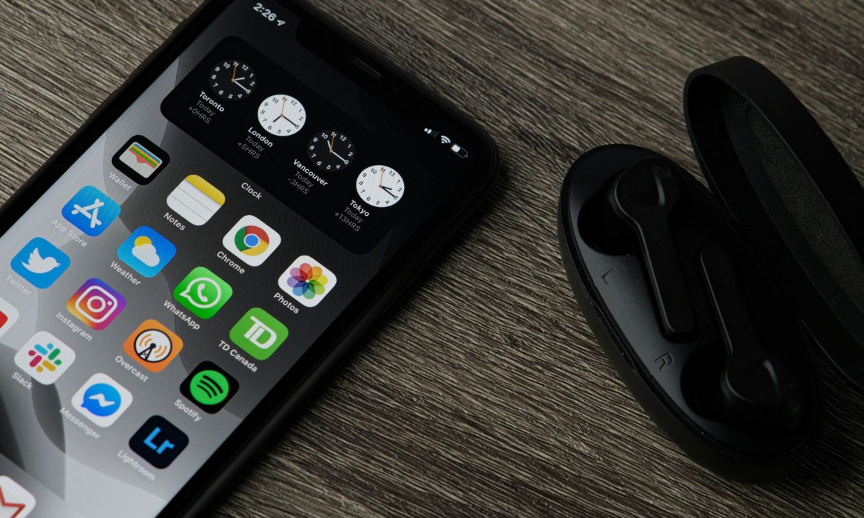 Τραμπ: Απαλλάσσει smartphones και υπολογιστές από τους δασμούς – Ανάσα για Apple, Samsung και TSMC