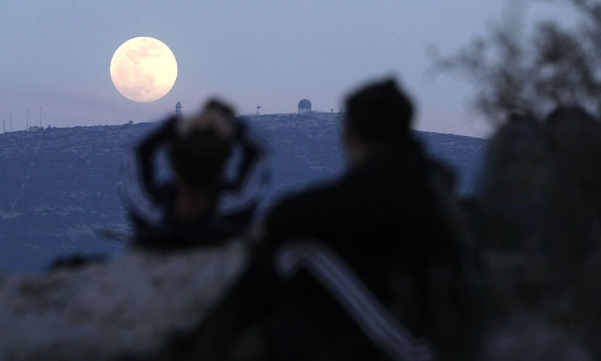 Γιατί ονομάζεται «μικροσελήνη» η ροζ πανσέληνος του Απρίλη – Απόψε θα φωτίσει τον ουρανό