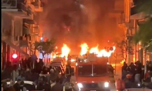 Εξάρχεια: Επίθεση με μολότοφ κοντά στο Αστυνομικό Τμήμα – Κάηκαν αυτοκίνητα και κάδοι αποριμμάτων