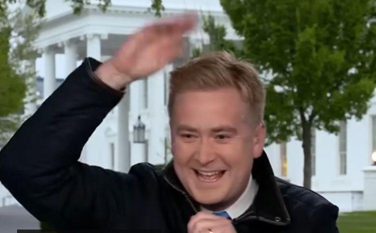Viral δημοσιογράφος του Fox News που δέχθηκε επίθεση από πτηνό έξω από τον Λευκό Οίκο