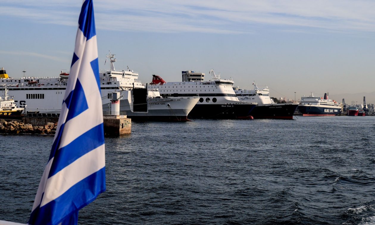 Επακούμβηση πλοίων στο λιμάνι του Πειραιά
