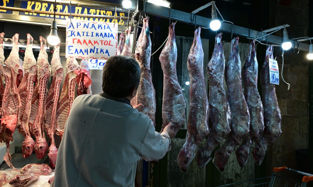 Πάσχα: Γεμάτη η αγορά με καταναλωτές με… συγκρατημένα χέρια – Οι τιμές στα αρνιά και τα κατσίκια