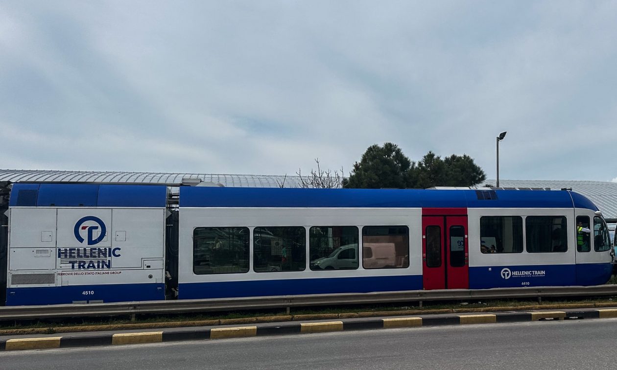 Ταλαιπωρία για 51 επιβάτες σε συρμό του προαστιακού που ακινητοποιήθηκε κοντά στην Οινόη