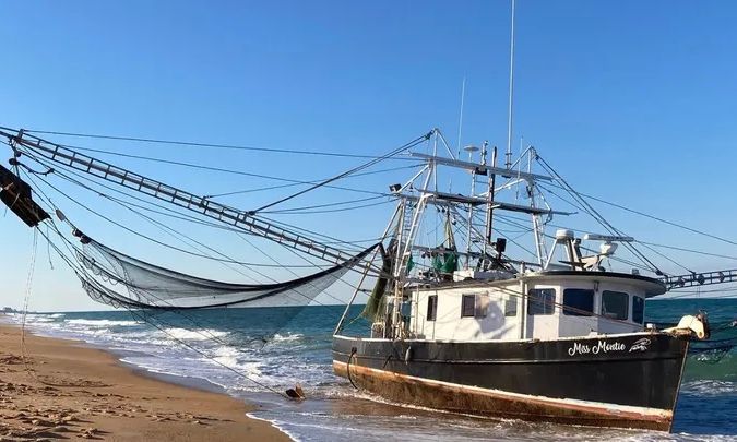 Απόκοσμο θαλάσσιο μυστήριο καθώς πλοίο-φάντασμα ξεβράζεται στην παραλία της Φλόριντα