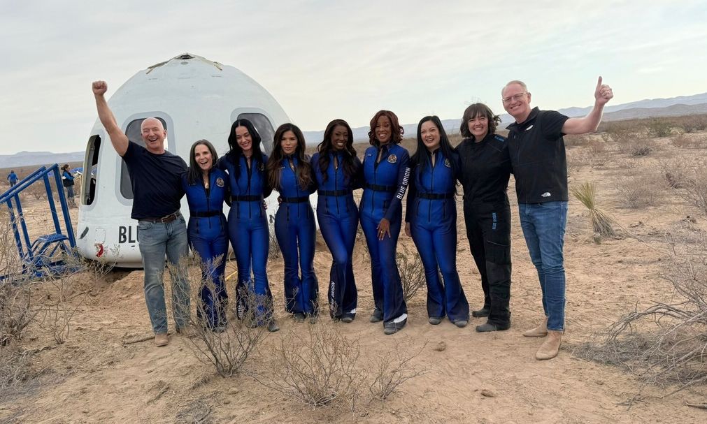 Η πτήση της Blue Origin… δεν έγινε ποτέ, η Γη είναι επίπεδη και η Κέιτι Πέρι ειναι «σατανίστρια»