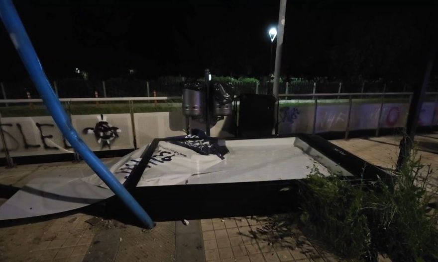 Τροχαίο στην Παραλιακή: SUV «καρφώθηκε» πάνω σε στάση λεωφορείου – Δείτε βίντεο