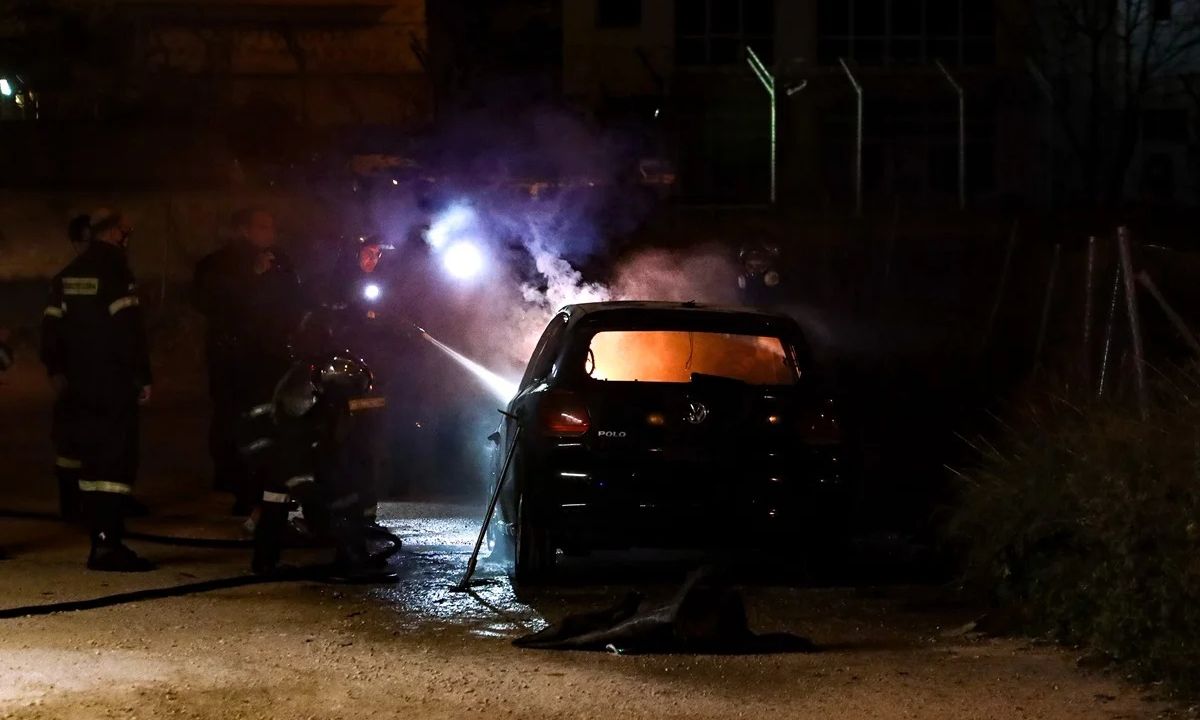 Θεσσαλονίκη: Αυτοκίνητο «παραδόθηκε» στις φλόγες – Στο νοσοκομείο ο οδηγός