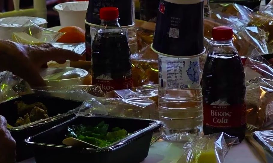 Πασχαλινό γεύμα για ευάλωτους από τον δήμο Αθηναίων – «Είμαστε όλοι μια οικογένεια»