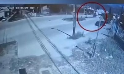 Τροχαίο στην Πάτρα: Η στιγμή που το ΙΧ περνά την μπάρα και χτυπά στο τρένο – Στο νοσοκομείο η οδηγός