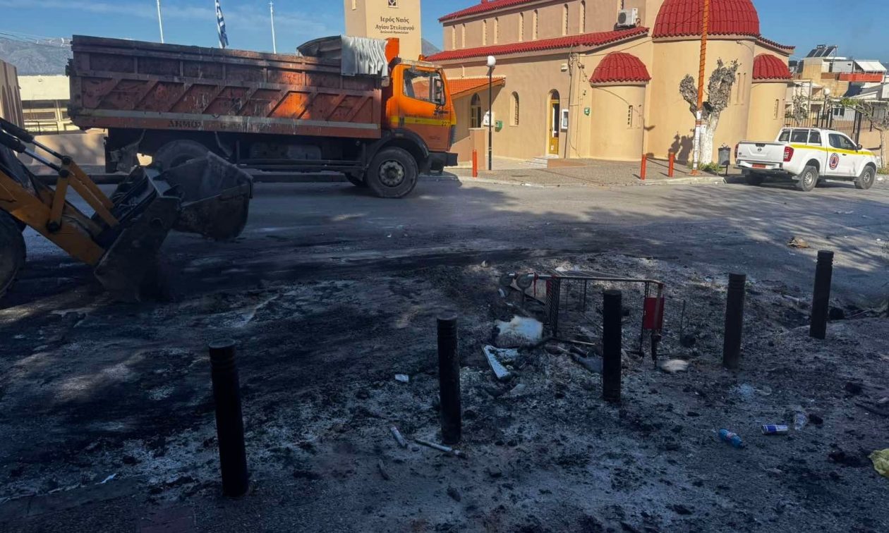 Ηράκλειο: Μαζί με τον “Ιούδα”, έκαψαν και κάδους απορριμμάτων, παγκάκια και φανάρια