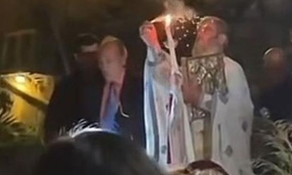 Κεφαλονιά: Παπάς πετά δυναμιτάκι μετά το «Χριστός Ανέστη» και γίνεται viral – Δείτε βίντεο