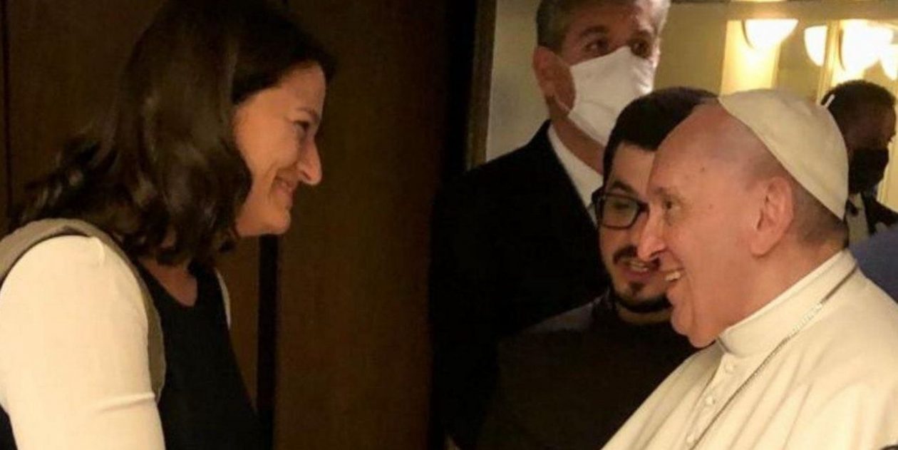 Πάπας Φραγκίσκος: «Πνευματικός ηγέτης που δίδαξε την αξία της μετάνοιας», έγραψε η Νίκη Κεραμέως