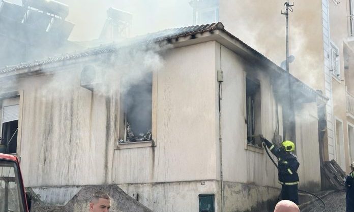 Κεφαλονιά: Πυρκαγιά έκαψε ολοσχερώς κατοικία στο Αργοστόλι – Κινδύνευσε βρέφος
