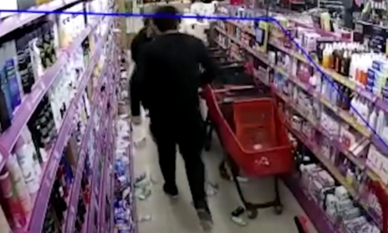 Σεισμός στην Κωνσταντινούπολη: Η στιγμή του σεισμού σε σούπερ μάρκετ – Πολίτες τρέχουν πανικόβλητοι