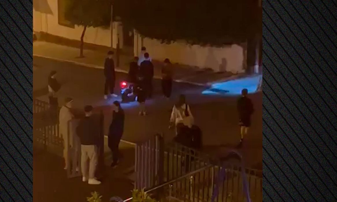 Πόρος: Παρέα νεαρών πετά βεγγαλικά σε 85χρονη – «Δεν είναι η πρώτη φορά» λέει ο γιος της