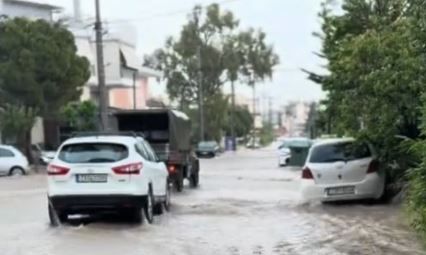 Σφοδρή καταιγίδα στην Αττική: «Πνίγηκε» το Μενίδι – Πλημμύρισαν οι δρόμοι
