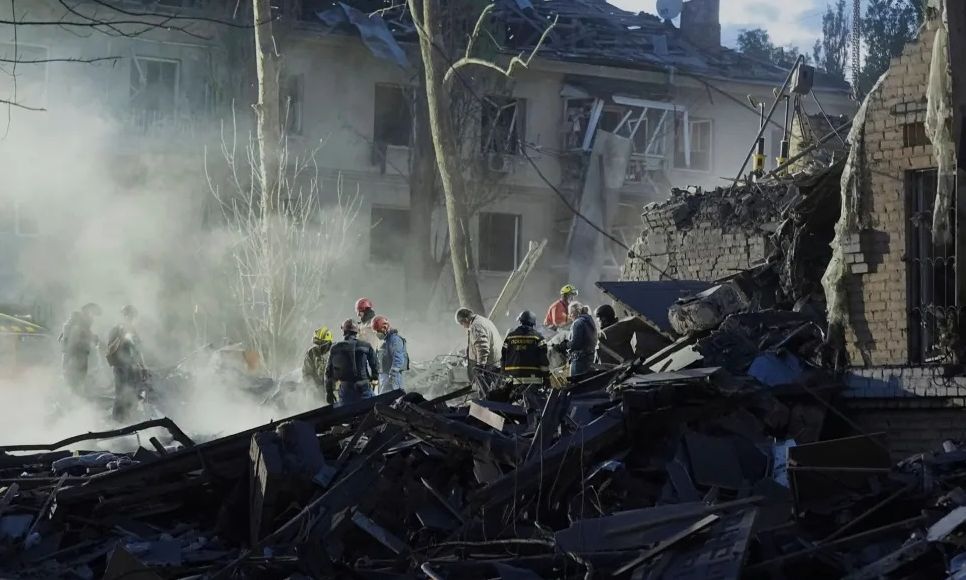 Νύχτα τρόμου στο Κίεβο με 12 νεκρούς και 90 τραυματίες – «Βλαδίμηρε ΣΤΑΜΑΤΑ» λέει ο Τραμπ