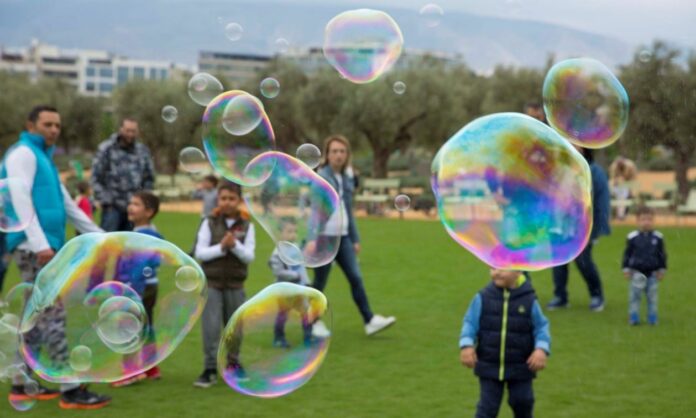 1644498-0ec81fc3-snfcc_bubble-parade_photo-by-pinelopi_gerasimou.jpg