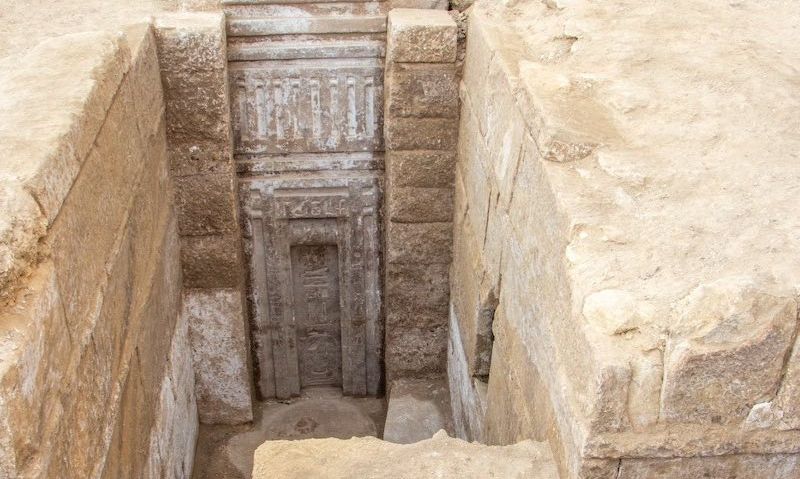 Μυστήριο με την τεράστια «ψεύτικη» ροζ πόρτα σε αρχαίο τάφο Αιγύπτιου πρίγκιπα