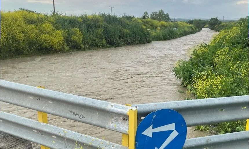 Υπερχείλισε ρέμα στη Χαλκιδική από τη νεροποντή – Διακόπηκε η κυκλοφορία