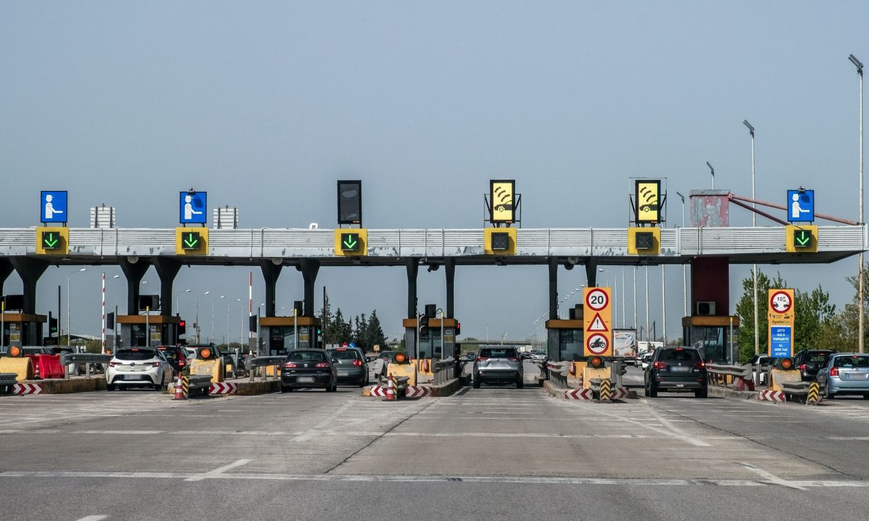 Τούμπαρε νταλίκα στην Εγνατία Οδό μετά τα διόδια Μαλακασίου στο ρεύμα προς Θεσσαλονίκη